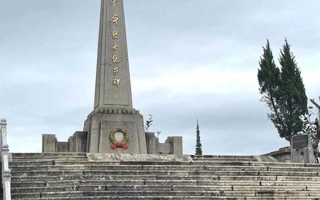 主题党日：干警赴烈士纪念碑缅怀先烈